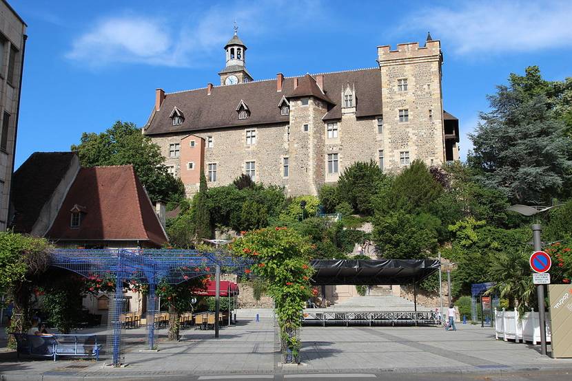 Château des ducs de Bourbon à Montluçon vue depuis la place Edouard Piquand